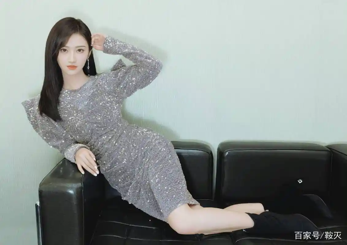 景甜亮片珍珠裙沙发写真,气质迷人