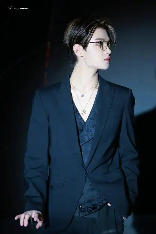 黄明昊西装眼镜杀