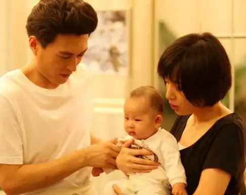 【图】靳东李佳孩子在家庭聚会被曝光 "老干部"外挂显奶爸范