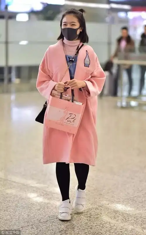 李兰迪虽然只有18岁但是玩起职业风也是完全hold得住简单的针织毛衣