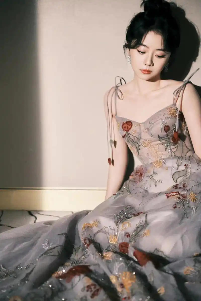 谭松韵出席中国电视剧年度盛典,穿一身刺绣吊带裙,清新又优雅!