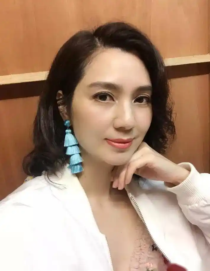 洪欣素颜与友人下午茶 吞云吐雾脸色不佳似有心事