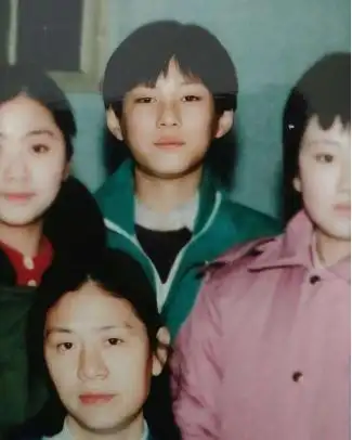 小时候父母离异,背井离乡去了大城市打拼,年幼的靳东只得跟着爷奶