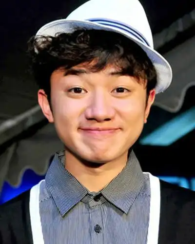 【图】王祖蓝的爸爸是谁 "蓝男高矮恋"被家人看好_港台星闻_明星-超级