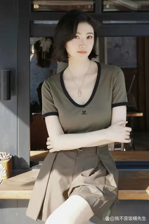 发现一张温暖的照片,#景甜# 的穿搭真是让人眼前一亮!