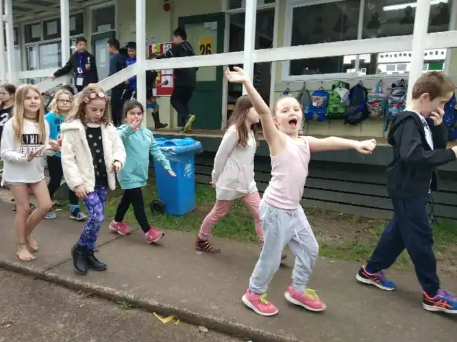 新西兰学生充分尊重孩子,赤脚上学