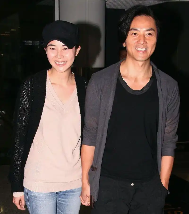 蒙嘉慧罕见晒出与老公郑伊健恩爱同框照,2023年正好是二人的结婚10