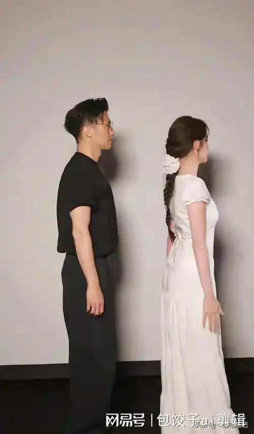 44岁谢霆锋与25岁欧阳娜娜同框,他一笑像大男孩,两人似无年龄差