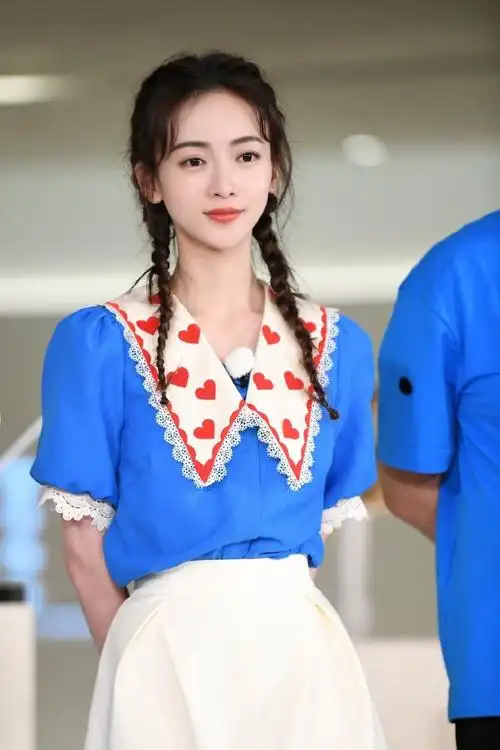 同是马戏团造型吴谨言同场杨颖网友看中筒袜就知道输赢