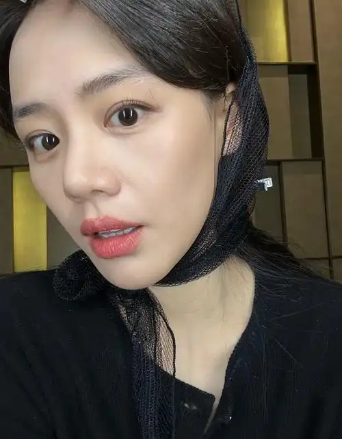 马思纯怼脸拍,五官精致,皮肤白皙细腻,真的是越来越好看了