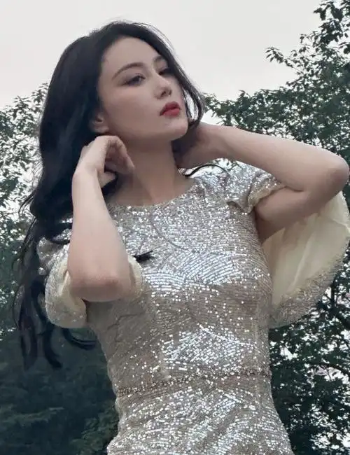 张馨予的个子是很高挑的,看上去像个漂亮的模特,气质超好.