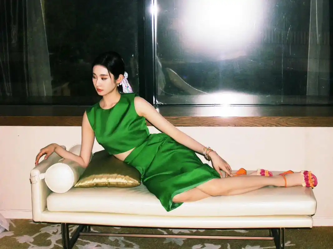 张艺凡  小蛮腰  美腿玉足