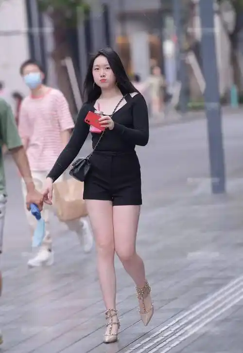 原创夏日一身黑色系穿搭衬肤又显气质很适合白皙的女生穿搭