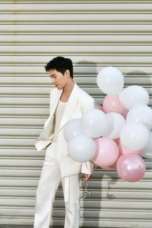 组图杨洋兔年最新写真释出着白西装手拿气球童趣十足