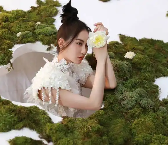 刘诗诗时尚芭莎四月刊封面大片来了,清雅素然,很适合她的气质!