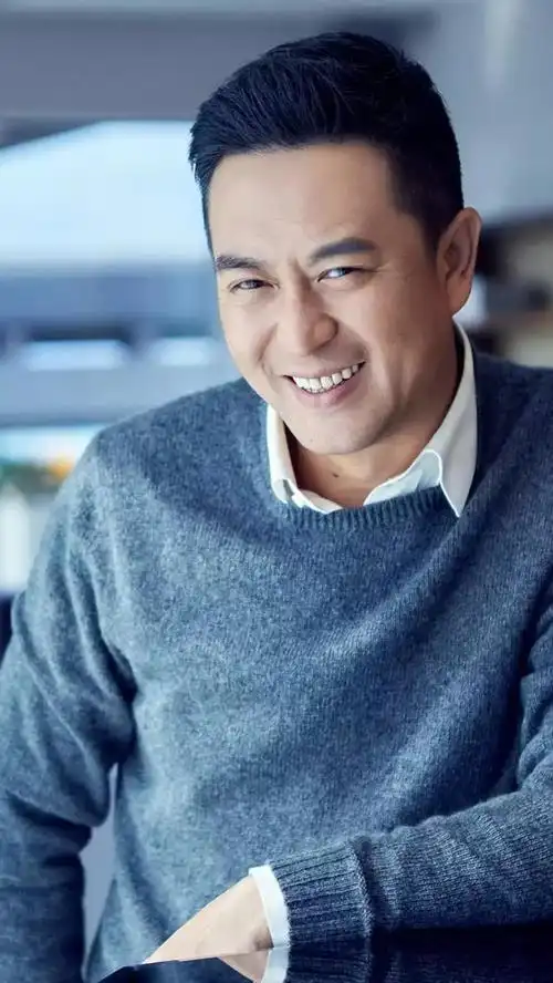 因为张嘉译走路的姿势至今为止还真的是没有哪一个男演员是像他一样