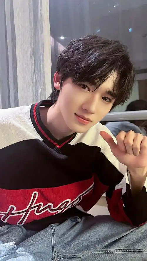 宋亚轩灰色西装背头造型#啊呀我的麻麻耶!这里有一个好帅的大背 !!