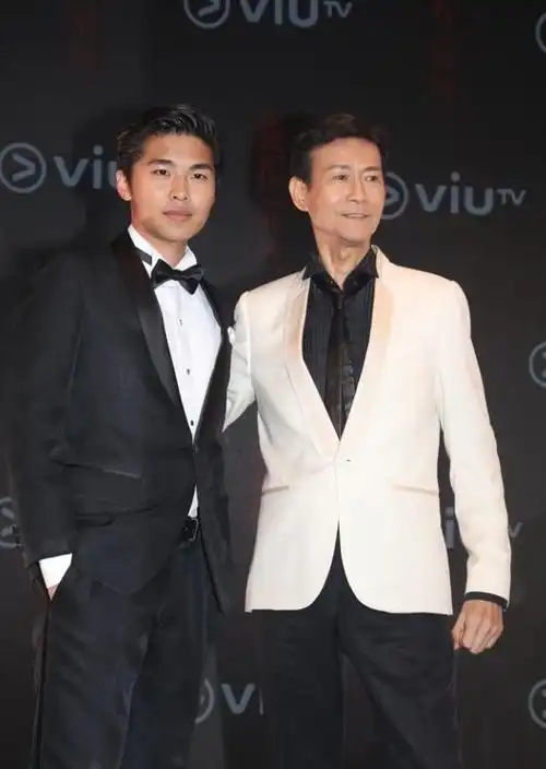 男神届不老神话!71岁郑少秋身板挺拔器宇轩昂,力压同场小鲜肉