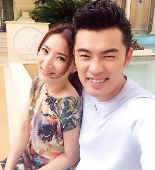 陈赫全家游香港恐高被两个女儿嘲笑二婚老婆张子萱全程没露脸