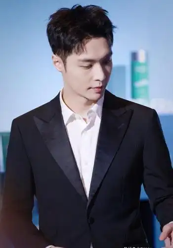 张艺兴一身经典黑色西装搭配清爽干练的短发,清爽又不失帅气