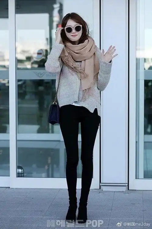 [李圣经现身机场]24日上午演员#李圣经#因画报拍摄行程经由仁川机场