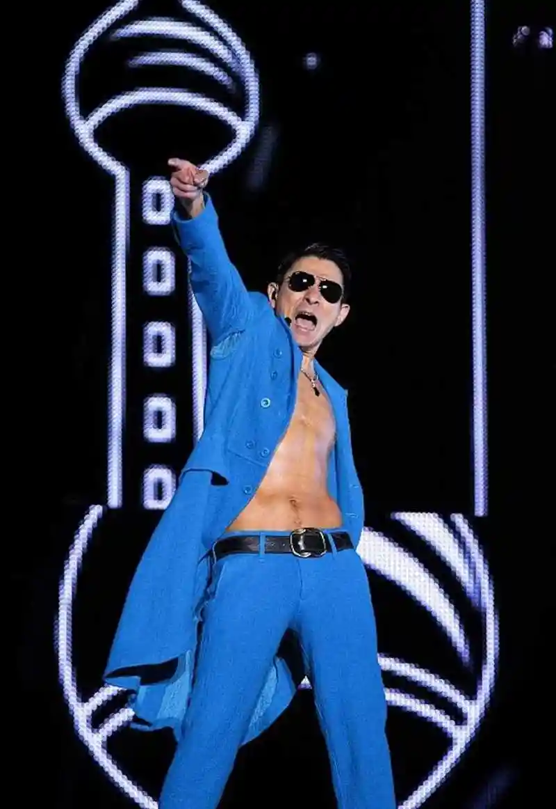 听说大家想看刘德华的腹肌照[舔屏][舔屏][舔屏] 华哥的身材管理太好