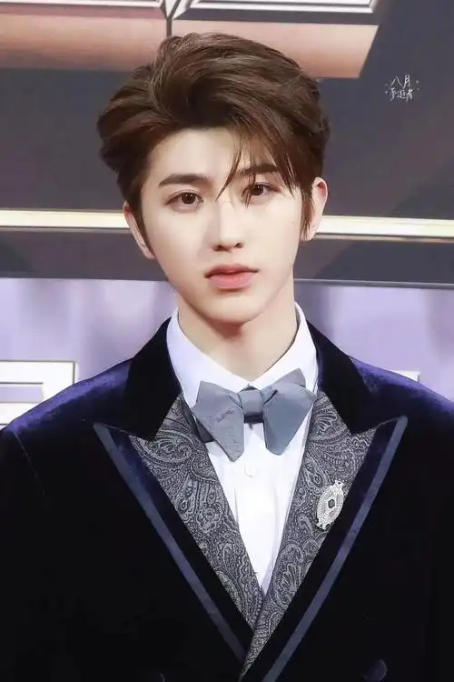 蔡徐坤的证件照有没有可以洗出来的那种!