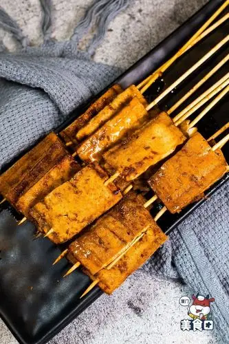 扎实的豆干也少不了,外壳干香,内里软嫩,略显平淡的豆香在烤制后也