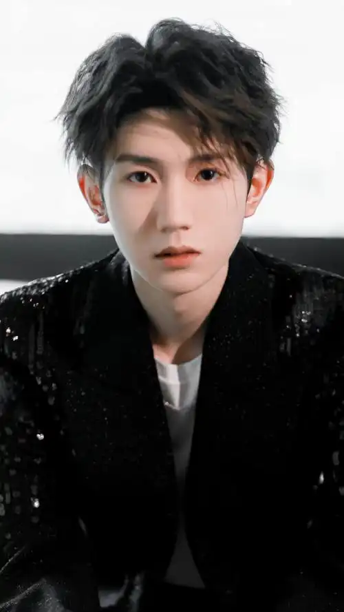 王源穿一巡高定录综艺