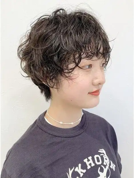 女士短发想要美,记得试试纹理烫,蓬松自然不夸张