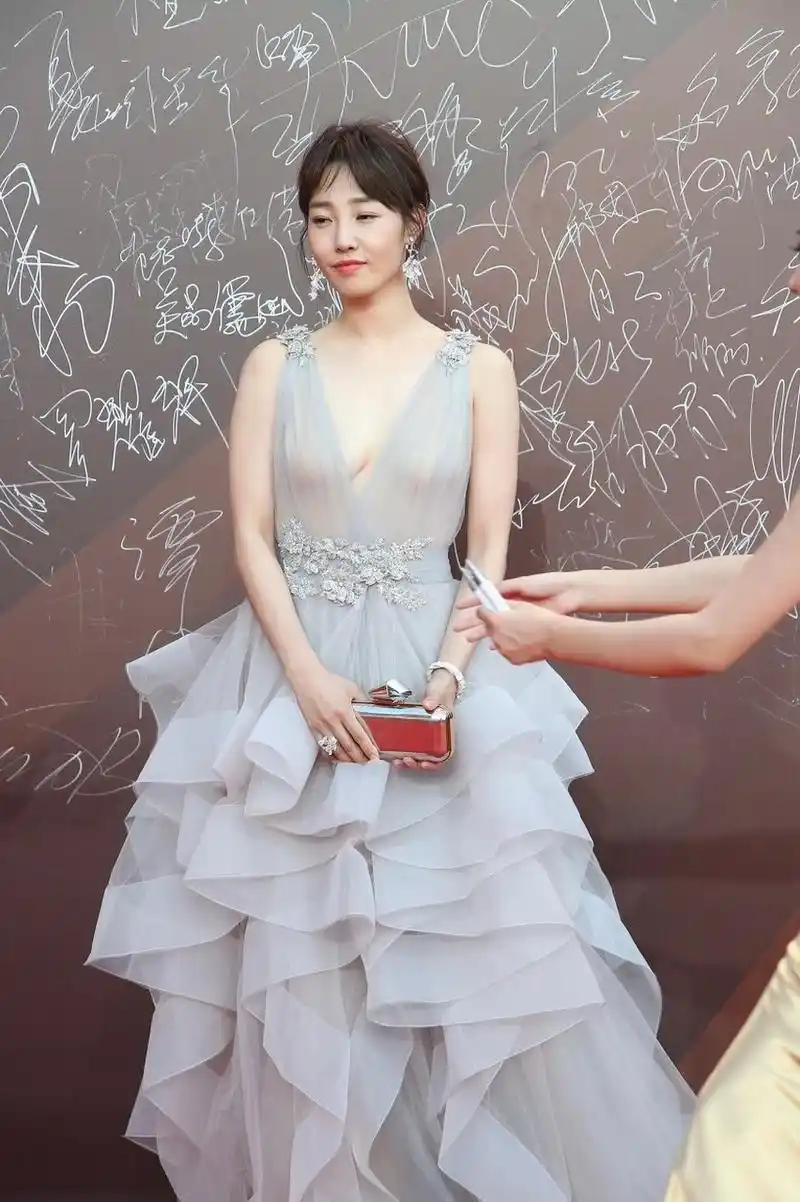 白百何第16届华表奖红毯,深v透视礼服若隐若现,把优势发挥到了极致!
