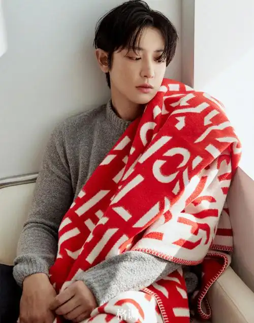 朴灿烈和宠物合拍中国封面#6015截止到20点,格调x灿烈 开年刊杂志