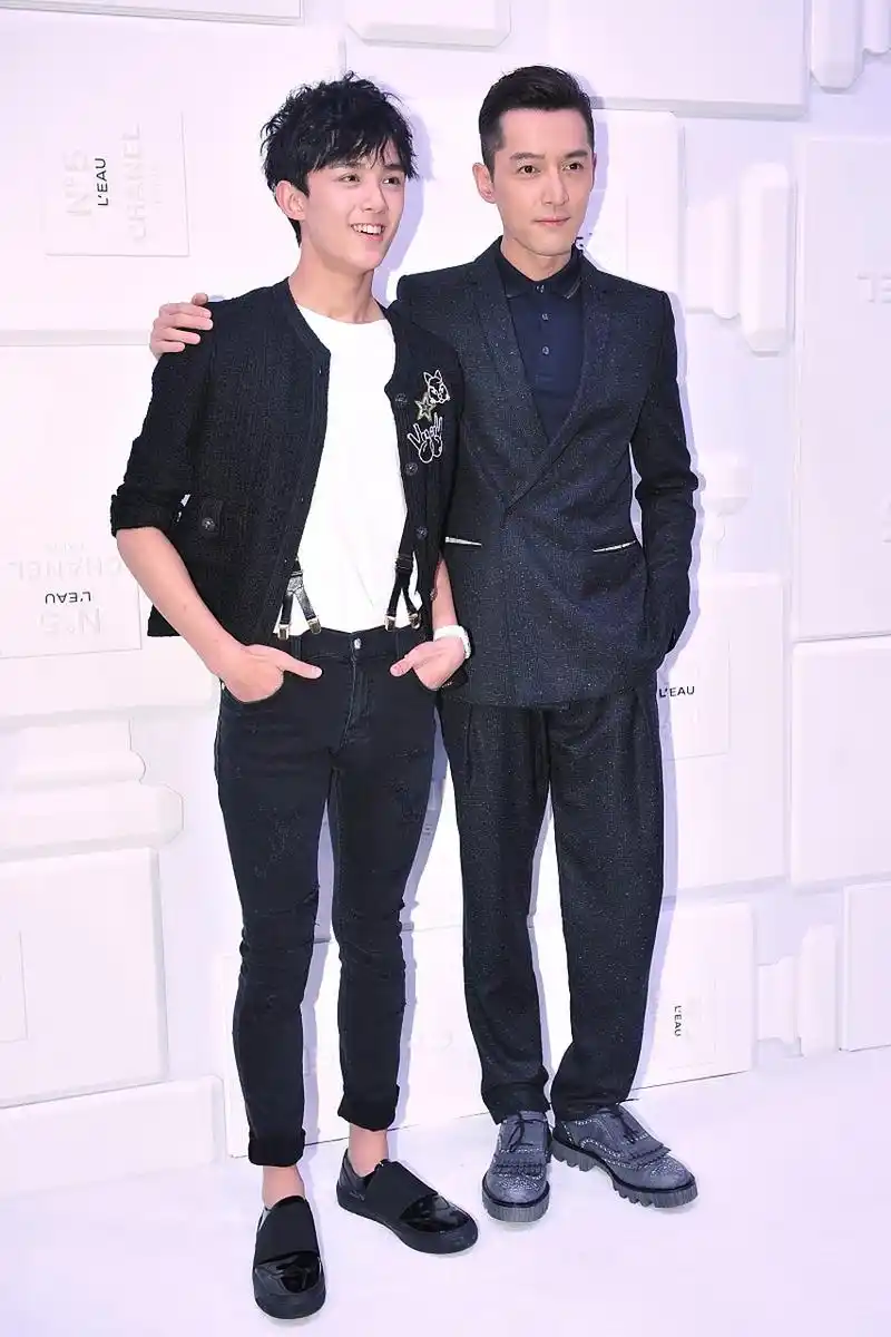 他在参加节目时自称:"我不愧是胡歌从小抱到大的.