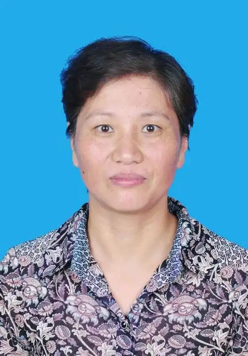 谁能把这个照片改成红底的