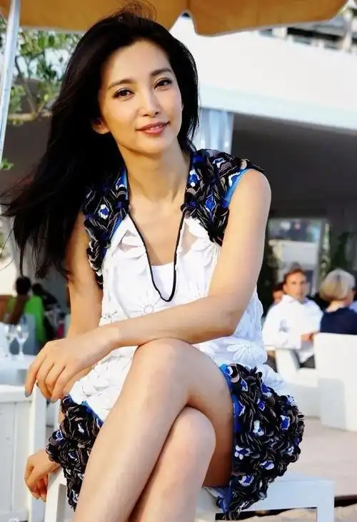 李冰冰个人资料简历(李冰冰刚毕业就和富豪同居8年)_明日头条