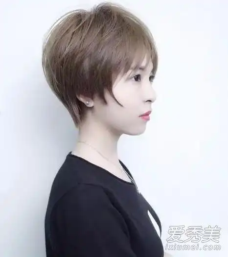 女士短发纹理烫图片