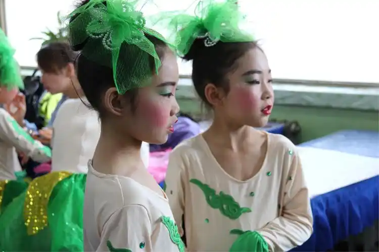 解一小学三四班六一演出幕后花絮