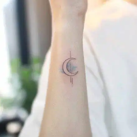 女生的唯美简单的月亮纹身图案99