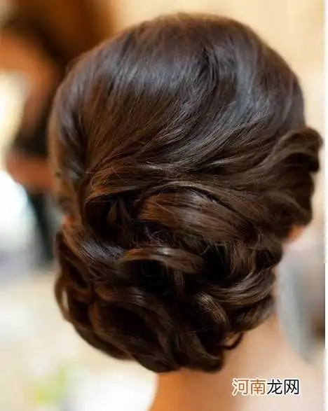 非常时髦抢眼球的女性时尚盘发发型图片