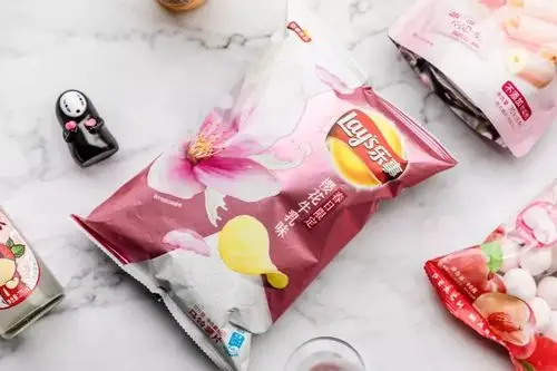 便利店的粉色零食系列太耀眼了