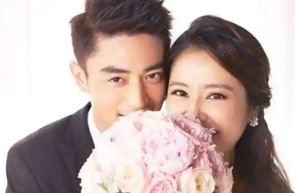 原创林心如深夜相约霍建华身着宽松难掩小腹又怀孕了