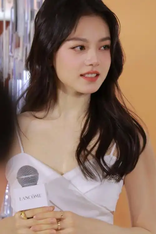 国民闺女赵今麦白色吊带裙大赏,这唇形圈内估计是无敌了