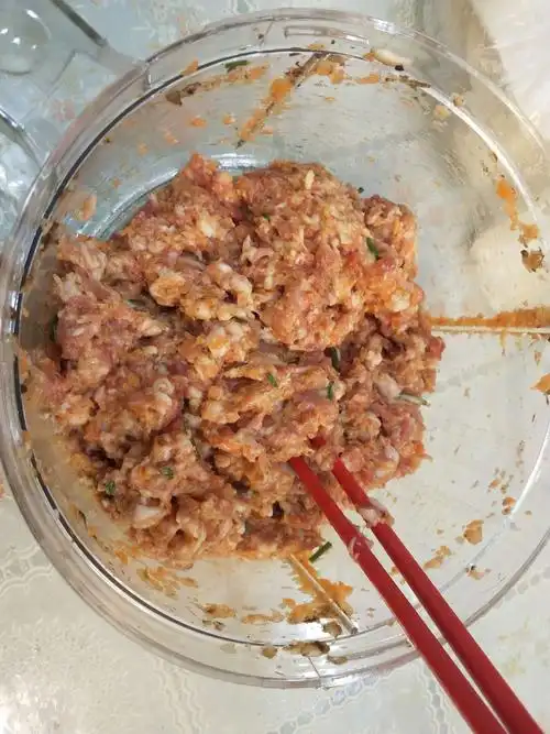 这是妈妈事先准备好的馄饨馅,有肉,香菇,胡萝卜,鸡蛋等