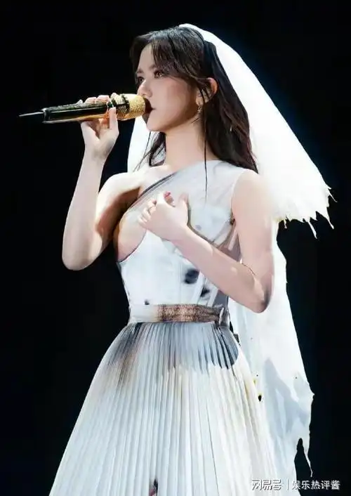 网友:以为邓紫棋走光了,邓紫棋演唱会的服装一言难尽|婚纱|印花|裙子