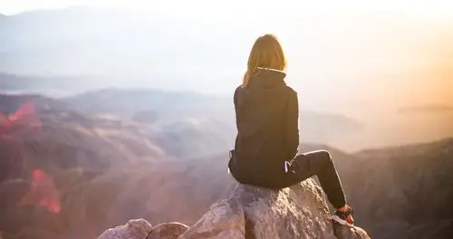 优雅的气质欧美女生背影