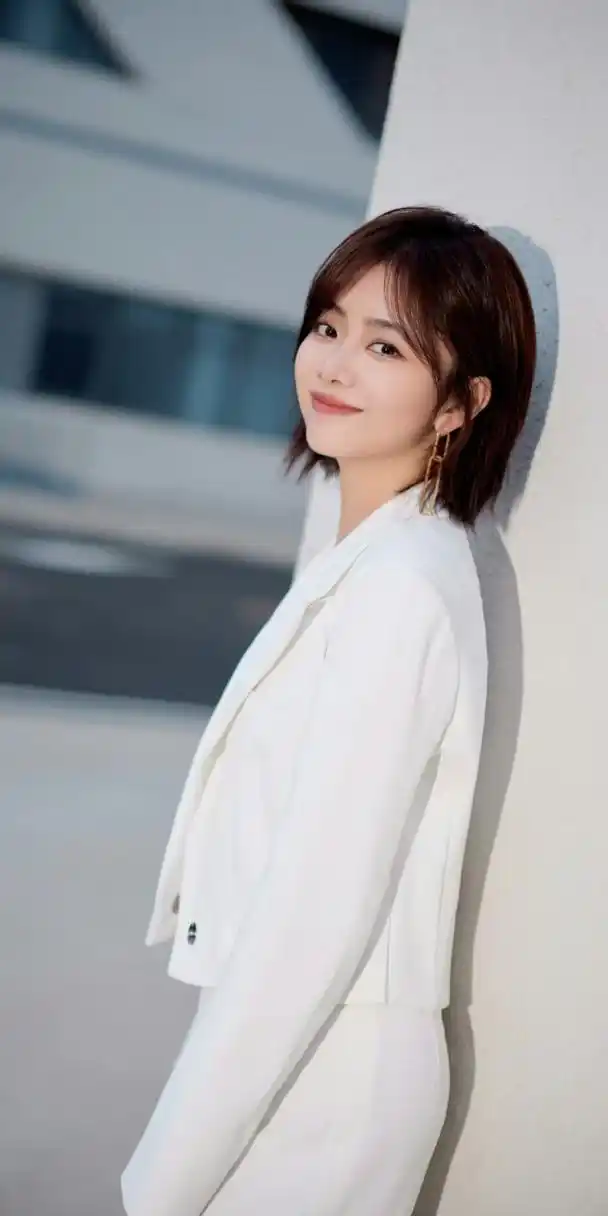 谭松韵白色西装利落干练壁纸组图 #谭松韵