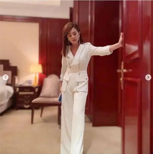 失婚梁静茹中秋唱《勇气》惹人怜,台上光鲜亮丽台下一脸哀愁