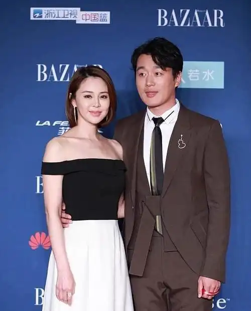 佟大为老婆关悦生图状态挺好西装配高跟鞋太像女强人