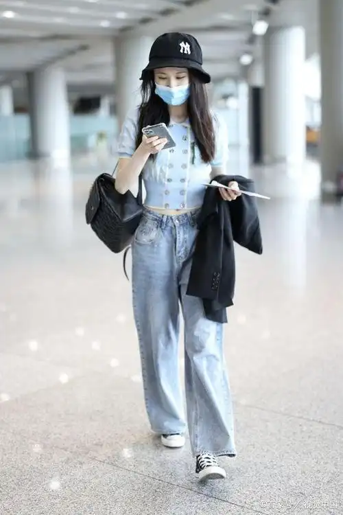 张慧雯素颜清纯穿露脐装秀小蛮腰 挎包赶路东张西望俏皮可爱