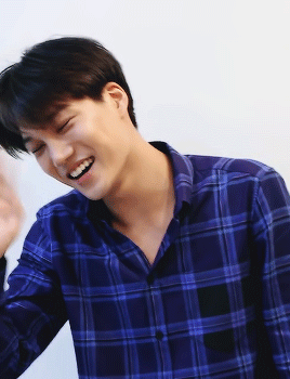 exo大笑比划手指gif动图_动态图_表情包下载_soogif